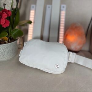 lululemon White Belt Bag fanny pack kangaroo canguro